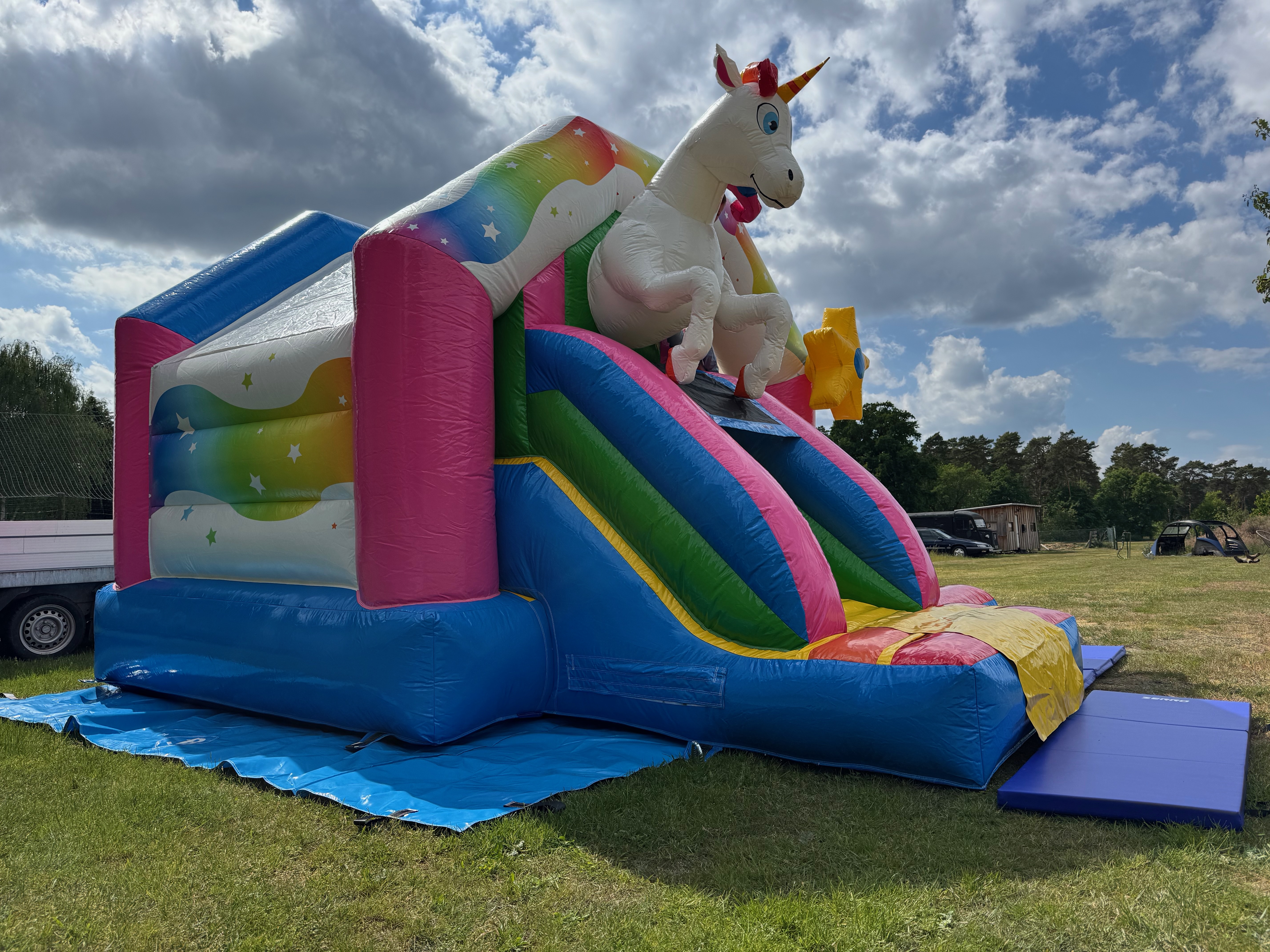 Einhorn Hüpfburg Bild 1